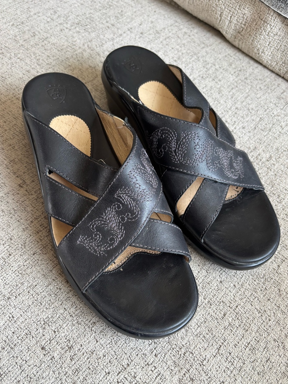 Ariat Women’s Black Embroidered Slide Sandals Size 8.5